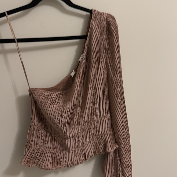 ASTR the Label Zona Mauve One-Shoulder Shimmer Blouse - Picture 4 of 5